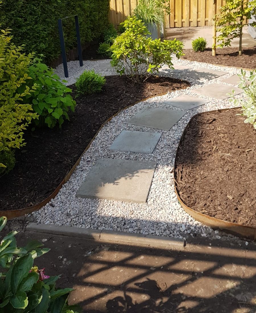 Neu angelegter Gartenweg mit Beeten und Splittflächen